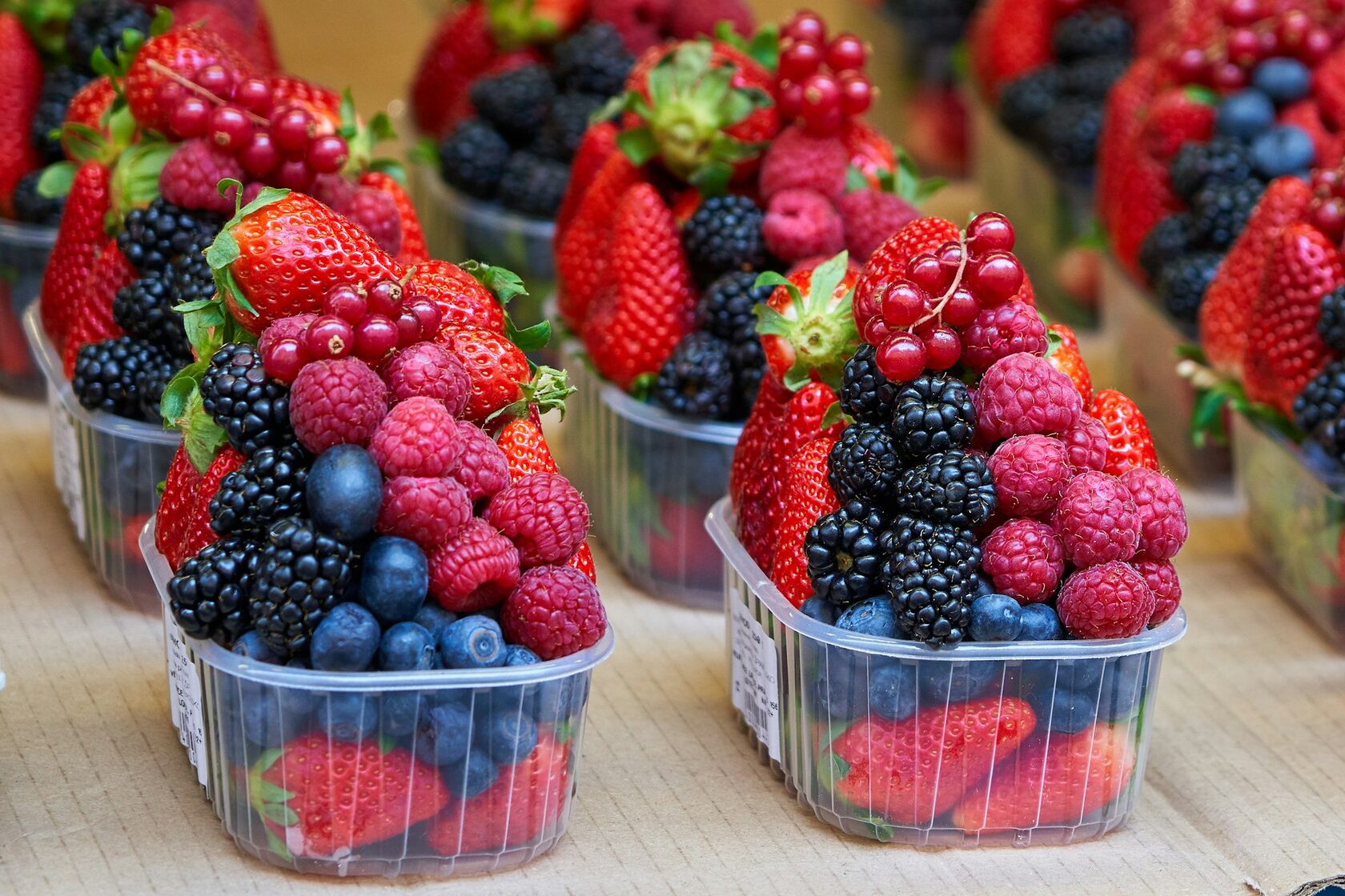 Cesta de frutos rojos y bayas frescas