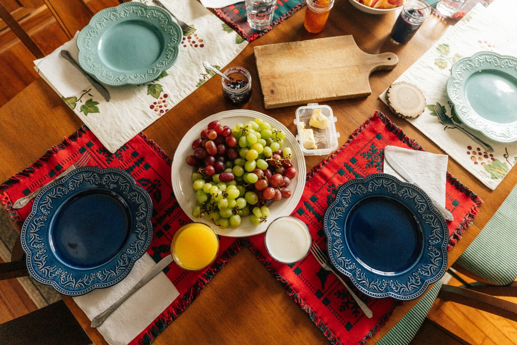 Mesa familiar con frutas variadas