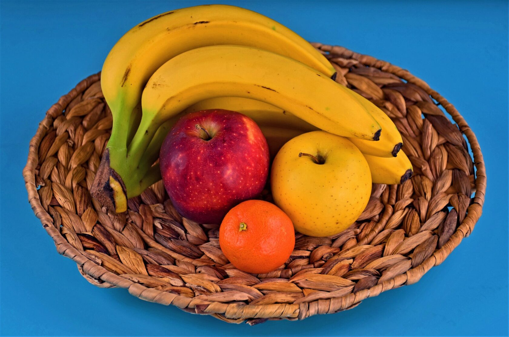 Cesta de celebración con frutas de colores