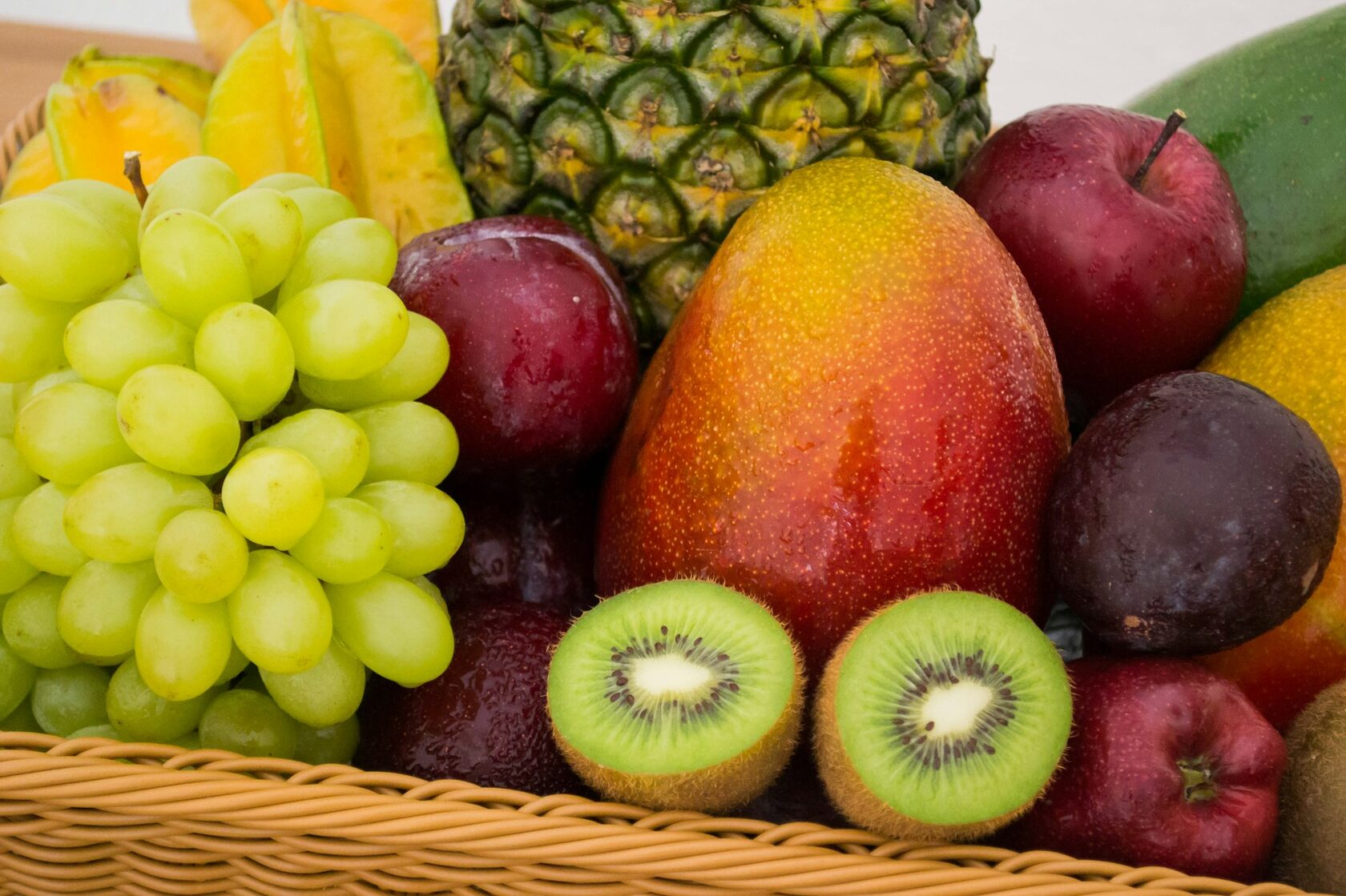 Cesta Tropical Deluxe con frutas variadas
