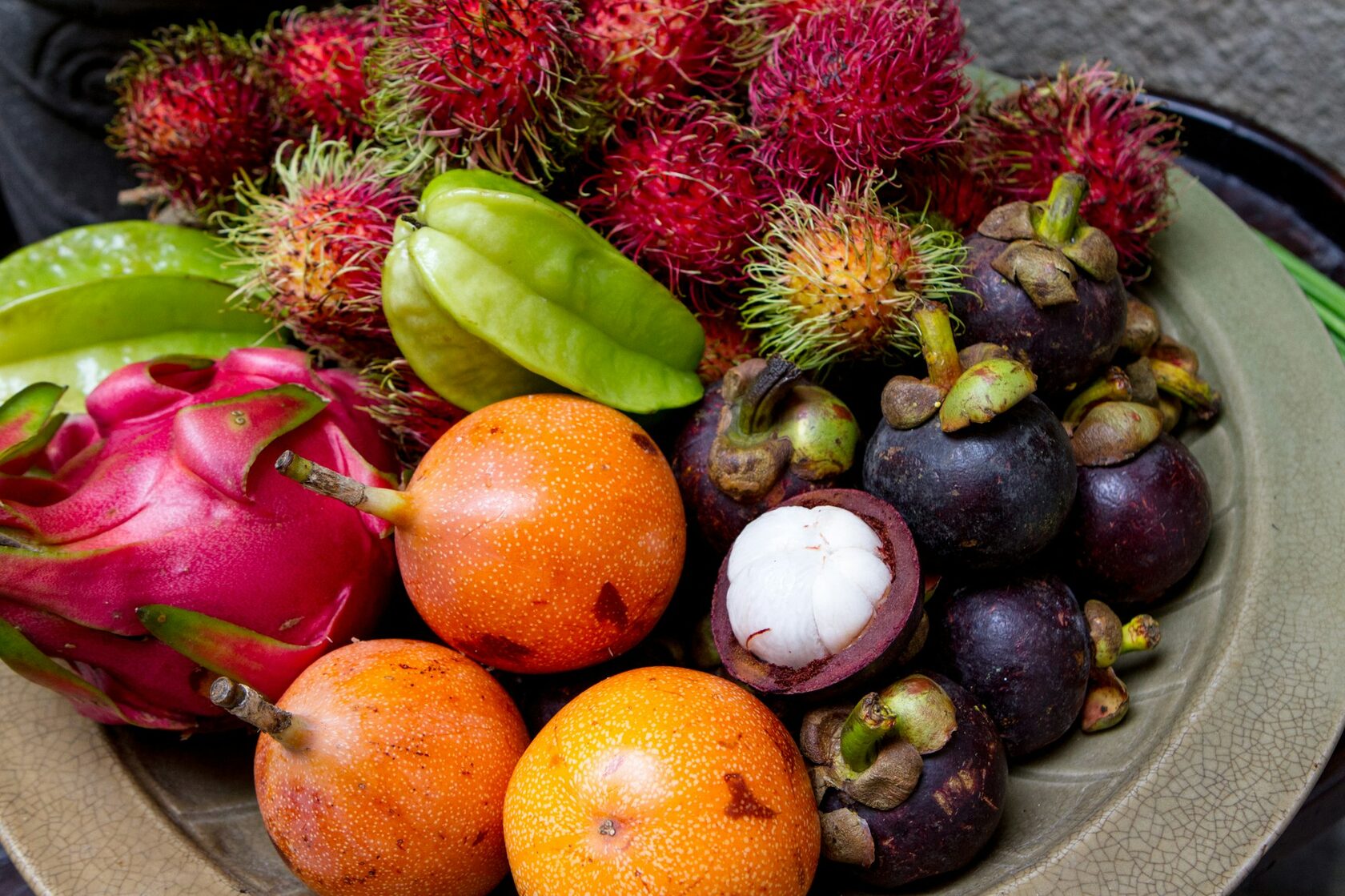 Selección de frutas exóticas en caja